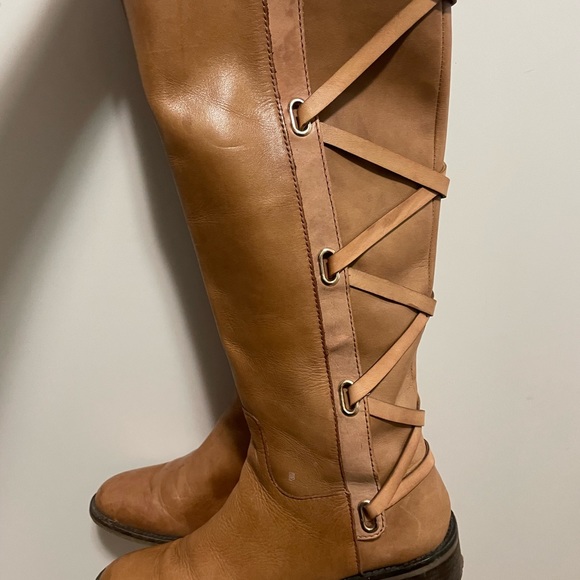 Well kept BCBG stylish boots. lined with velvet for comfort and warmth. - Picture 4 of 5